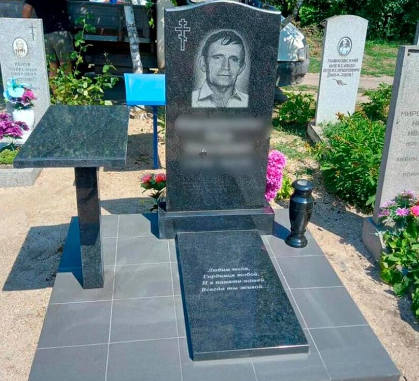 Строгий классический памятник с гравировкой