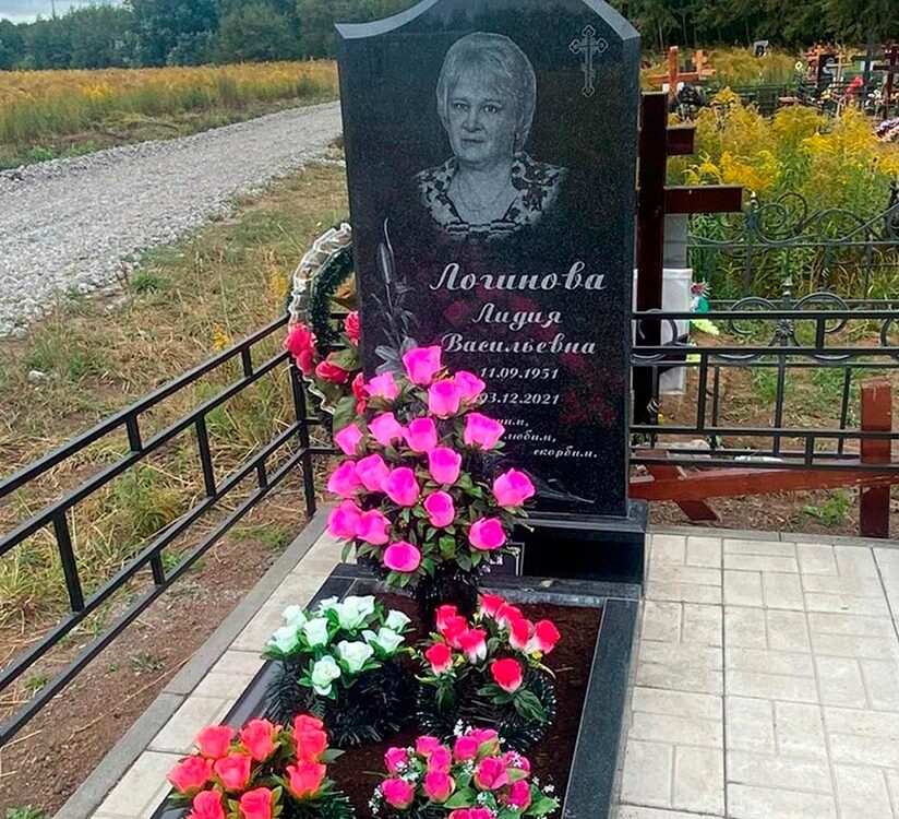 Классический памятник в строгом стиле с гравировкой