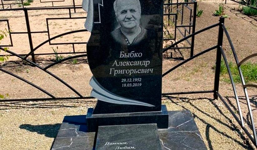 Памятник в строгом стиле с резным крестом и эффектным декором