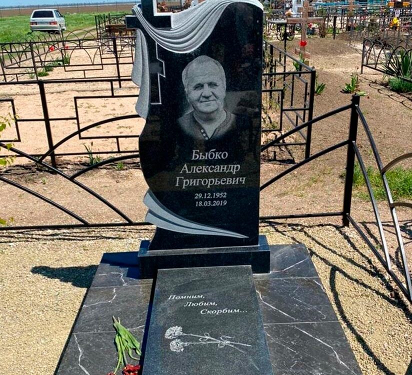 Памятник в строгом стиле с резным крестом и эффектным декором