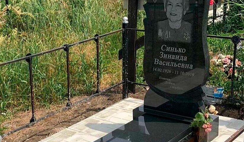 Классический строгий памятник с гравировкой