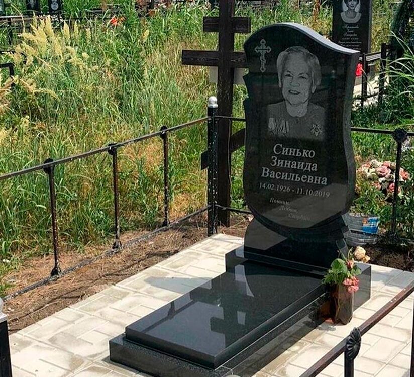 Классический строгий памятник с гравировкой