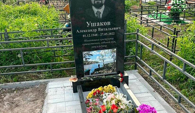 Роскошный памятник в интересной форме с цветным оформлением