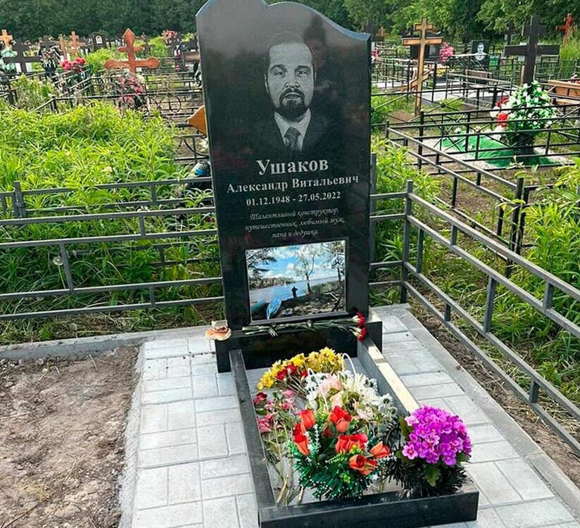 Роскошный памятник в интересной форме с цветным оформлением