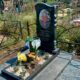Роскошный памятник в интересной форме с цветным портретом