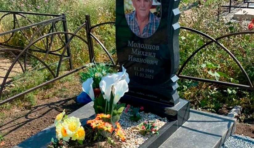 Роскошный памятник в интересной форме с цветным портретом