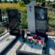 Вертикальный дизайнерский монумент в двух цветах гранита