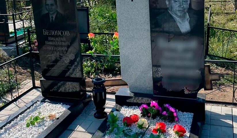 Вертикальный дизайнерский монумент в двух цветах гранита