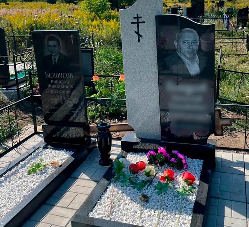 Вертикальный дизайнерский монумент в двух цветах гранита
