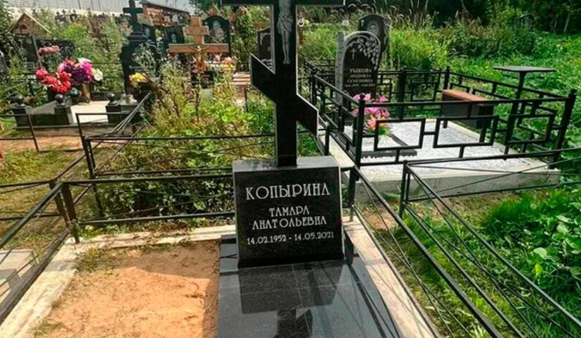 Красивый вертикальный памятник в виде креста