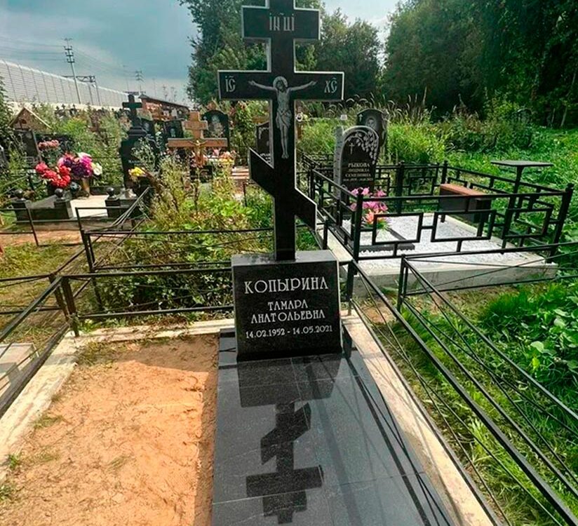 Красивый вертикальный памятник в виде креста