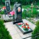 Памятник в классическом стиле с резным крестом и эффектным декором