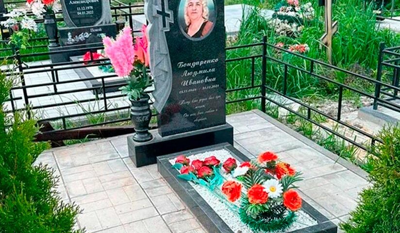 Памятник в классическом стиле с резным крестом и эффектным декором