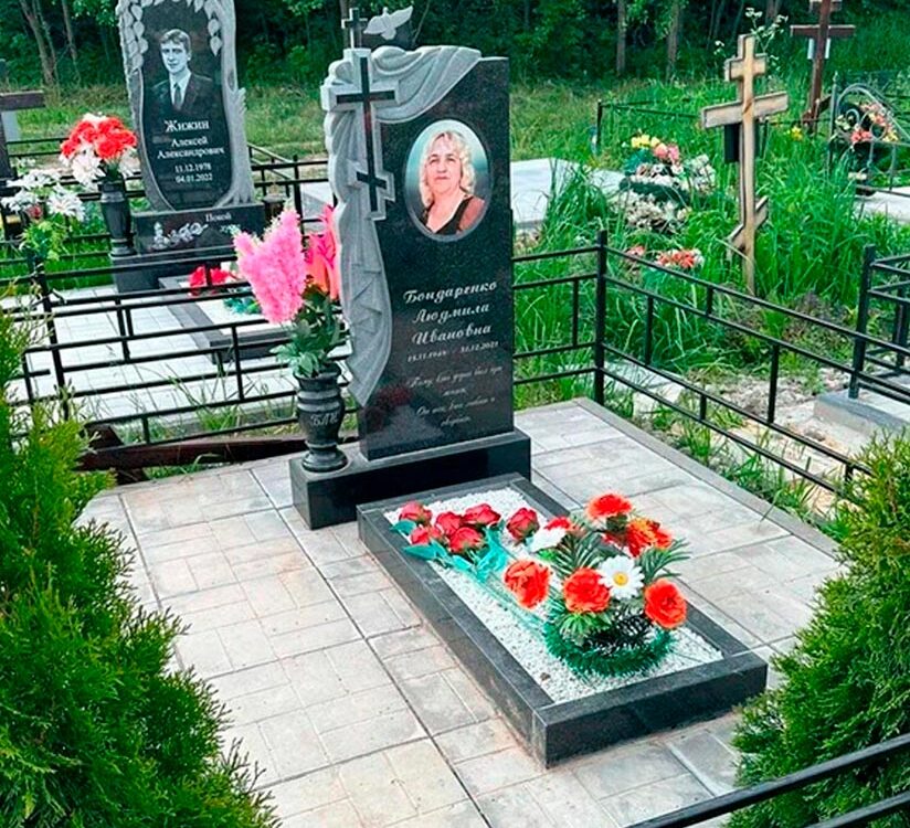 Памятник в классическом стиле с резным крестом и эффектным декором