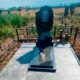 Вертикальный памятник в классическом цвете с фигурным оформлением