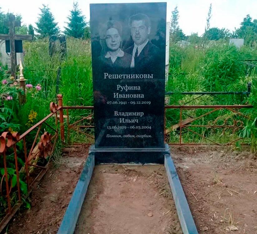 Красивый вертикальный памятник для 2 человек в классическом стиле
