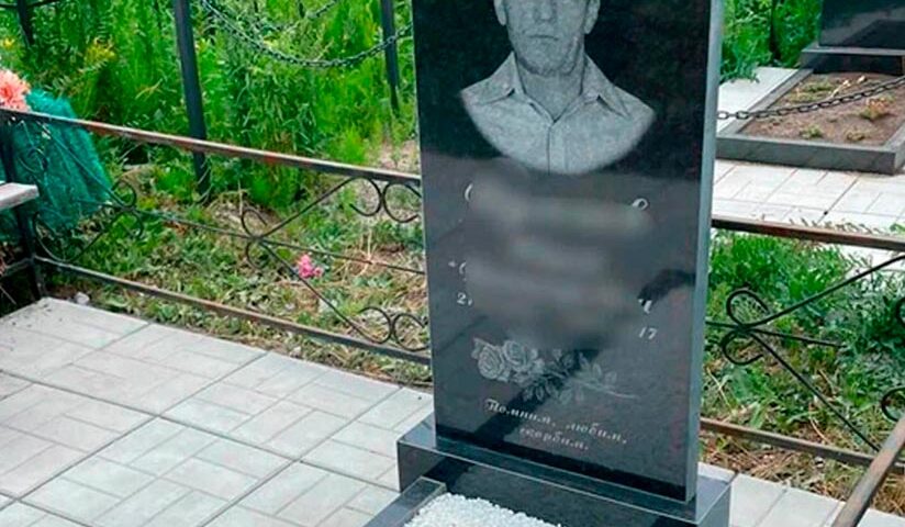Строгий классический вертикальный памятник