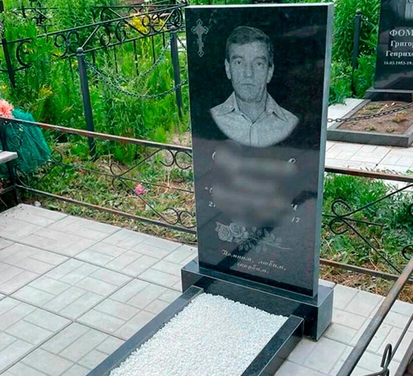 Строгий классический вертикальный памятник