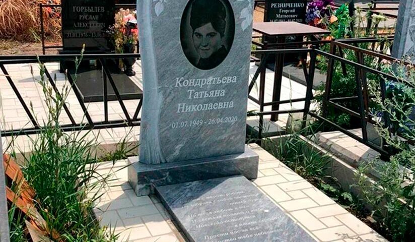 Роскошный вертикальный памятник с очень красивым оформлением