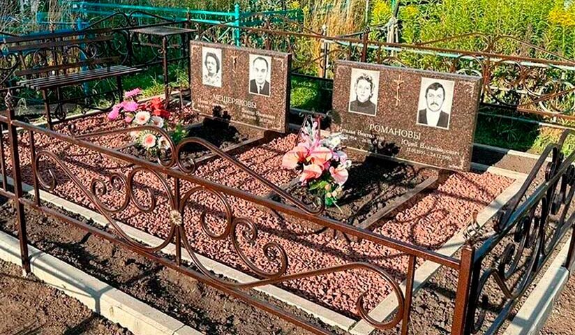 Небольшой комплекс из 2х памятников для 4х человек из красного гранита