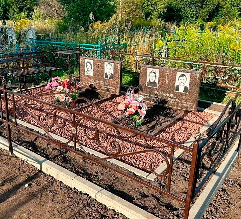 Небольшой комплекс из 2х памятников для 4х человек из красного гранита