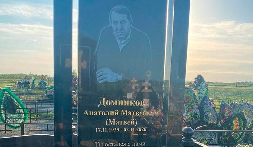 Эффектный монумент в виде вертикального памятника с авторским дизайном и оформлением