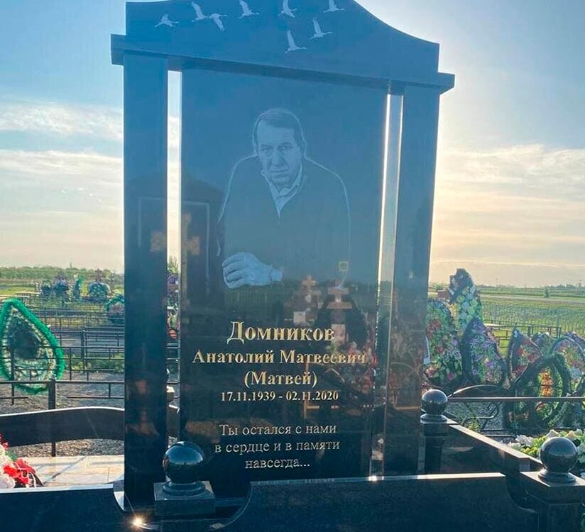 Эффектный монумент в виде вертикального памятника с авторским дизайном и оформлением