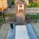 Вертикальный памятник из серого гранита для военного