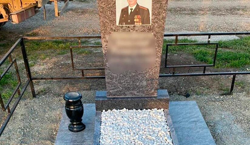 Вертикальный памятник из серого гранита для военного