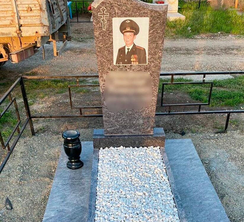 Вертикальный памятник из серого гранита для военного
