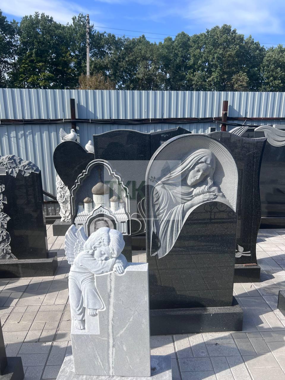 Выставка памятников на производстве - мастерская памятников ТКК в Ейске