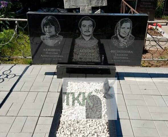 Горизонтальный прямоугольный памятник для 3х человек