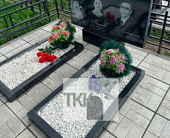 Памятник из черного гранита с элегантным декором