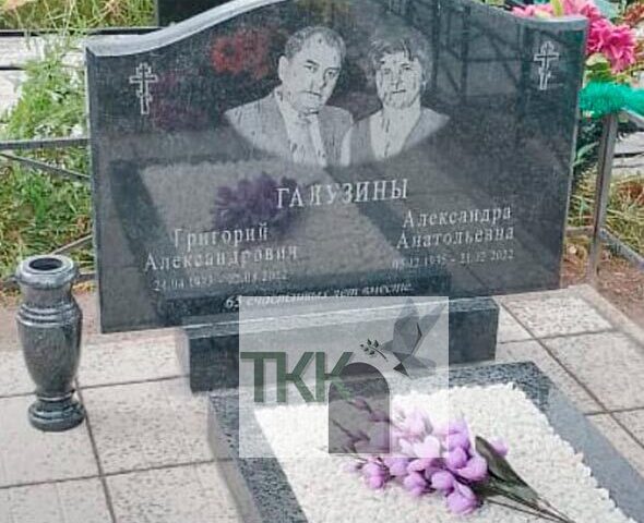 Эстетичный вертикальный памятник на 2х персон
