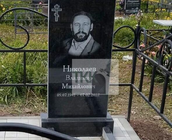 Строгий прямоугольный памятник с крестом
