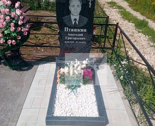 Изящный вертикальный памятник с православным крестом