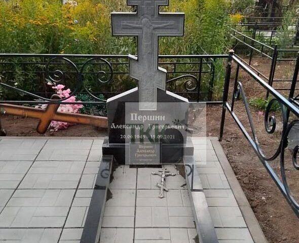 Роскошный памятник в форме резного креста