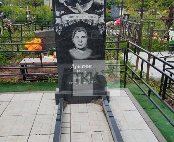 Крупный прямоугольный памятник с гравированным голубем