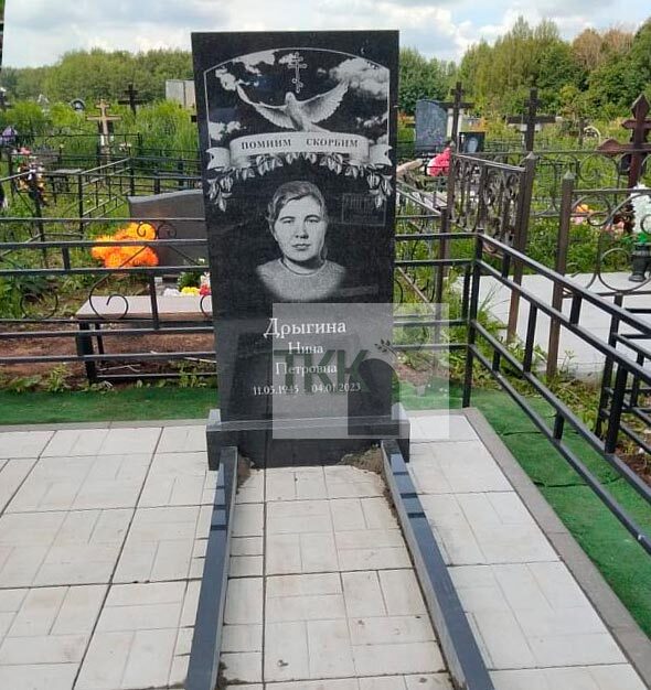 Крупный прямоугольный памятник с гравированным голубем