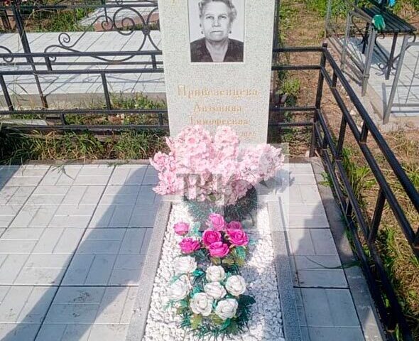 Лаконичный памятник с грациозным верхом из мрамора