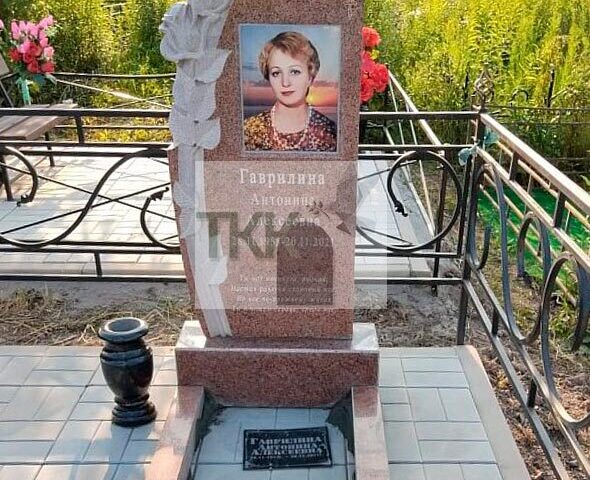 Эффектный памятник из красного гранита с гравировкой