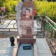 Эффектный памятник из красного гранита с гравировкой