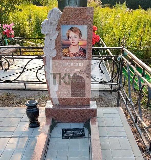 Эффектный памятник из красного гранита с гравировкой