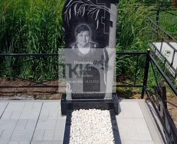 Грациозный памятник с крестом и гравировкой