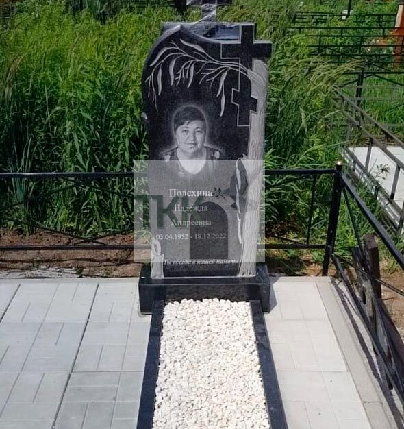Грациозный памятник с крестом и гравировкой