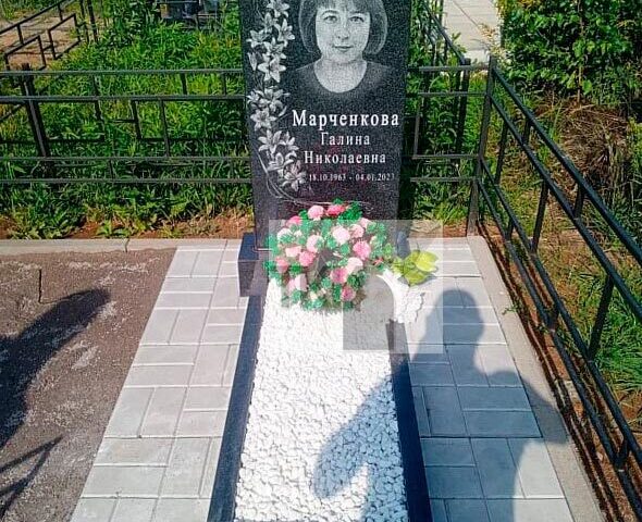 Элегантный памятник с декором в форме цветов