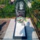 Элегантный памятник с декором в форме цветов