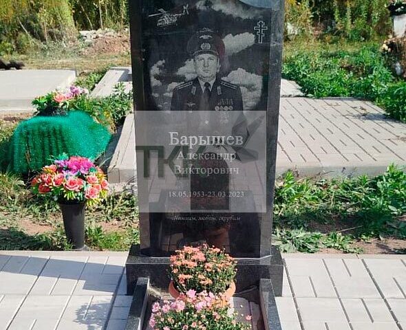 Высокий вертикальный памятник с ростовым тематическим портретом