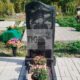 Высокий вертикальный памятник с ростовым тематическим портретом