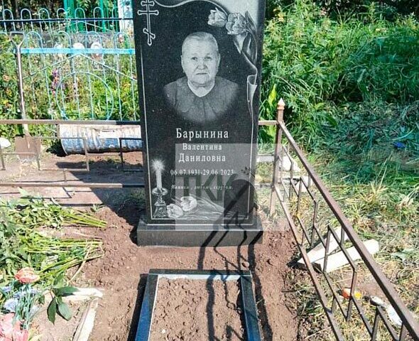 Классический прямоугольный памятник с гравированным декором